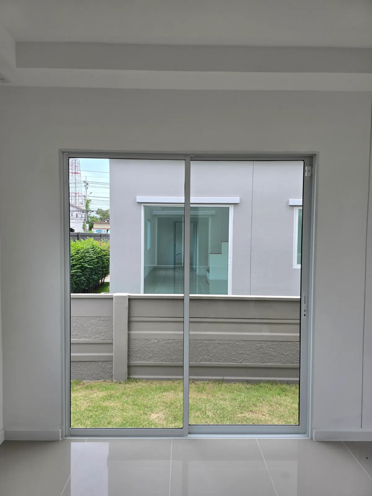 ติดฟิล์มกระจกห้องนั่งเล่น — ผลงานติดฟิล์มกรองแสงโดย SUNSHIELD FILM