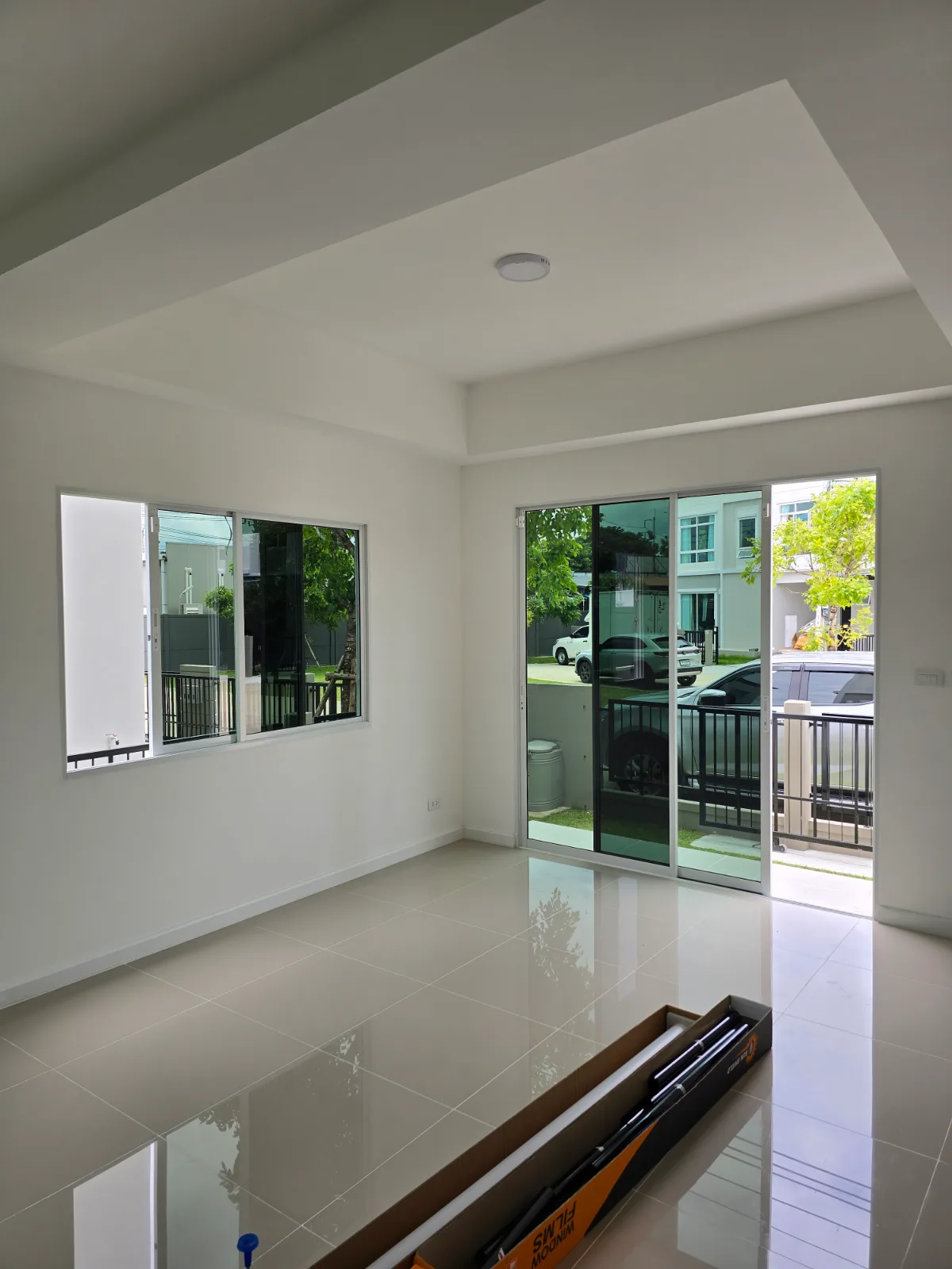 ติดฟิล์มกระจกบ้านพักอาศัย — ผลงานติดฟิล์มกรองแสงโดย SUNSHIELD FILM