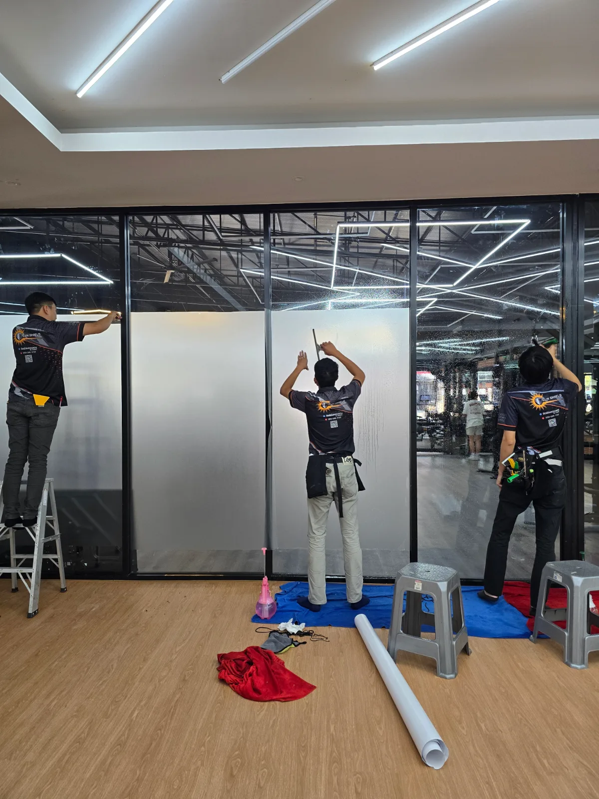 ทีมช่าง SUNSHIELD FILM กำลังติดตั้งฟิล์มกรองแสงที่หน้างาน